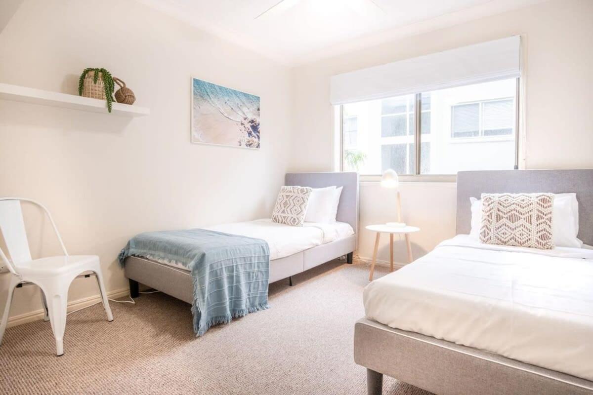 Spacious Apartment, Walk To Kings Beach Caloundra Bagian luar foto